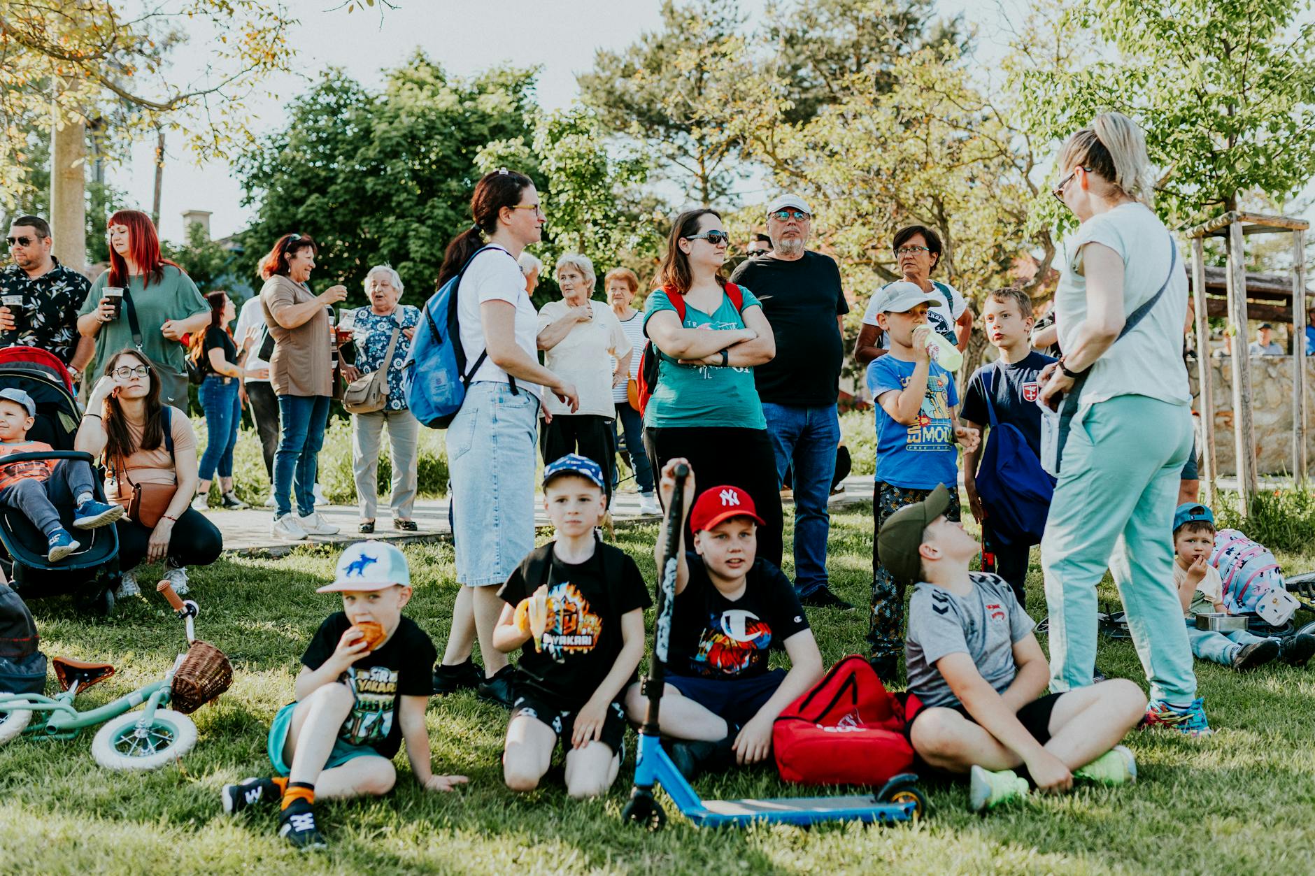 Mieszkańcy Zamościa biorący udział w akcji sprzątania zieleni miejskiej.