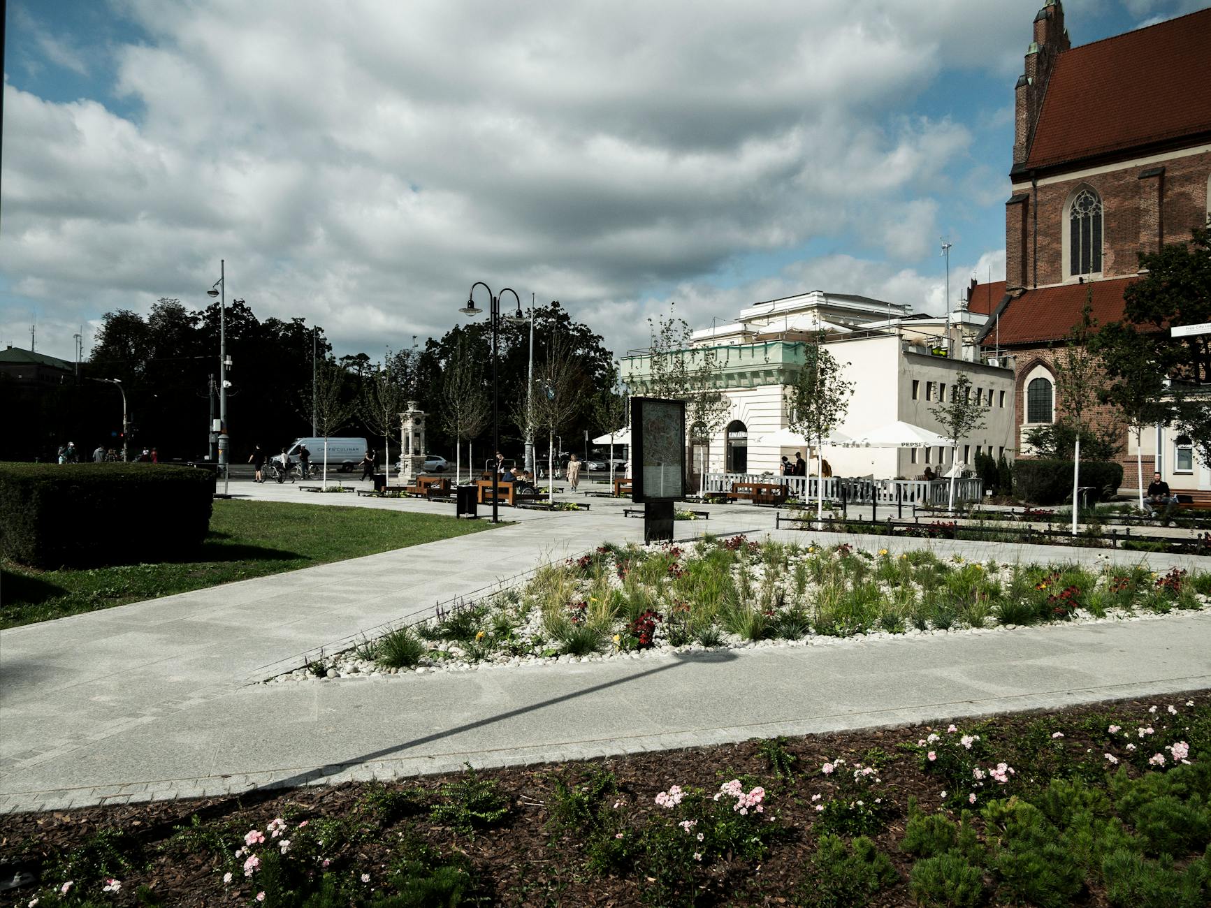 Historyczna Rotunda w Zamościu z odnowionymi mogiłami po renowacji dzięki ministerialnej dotacji