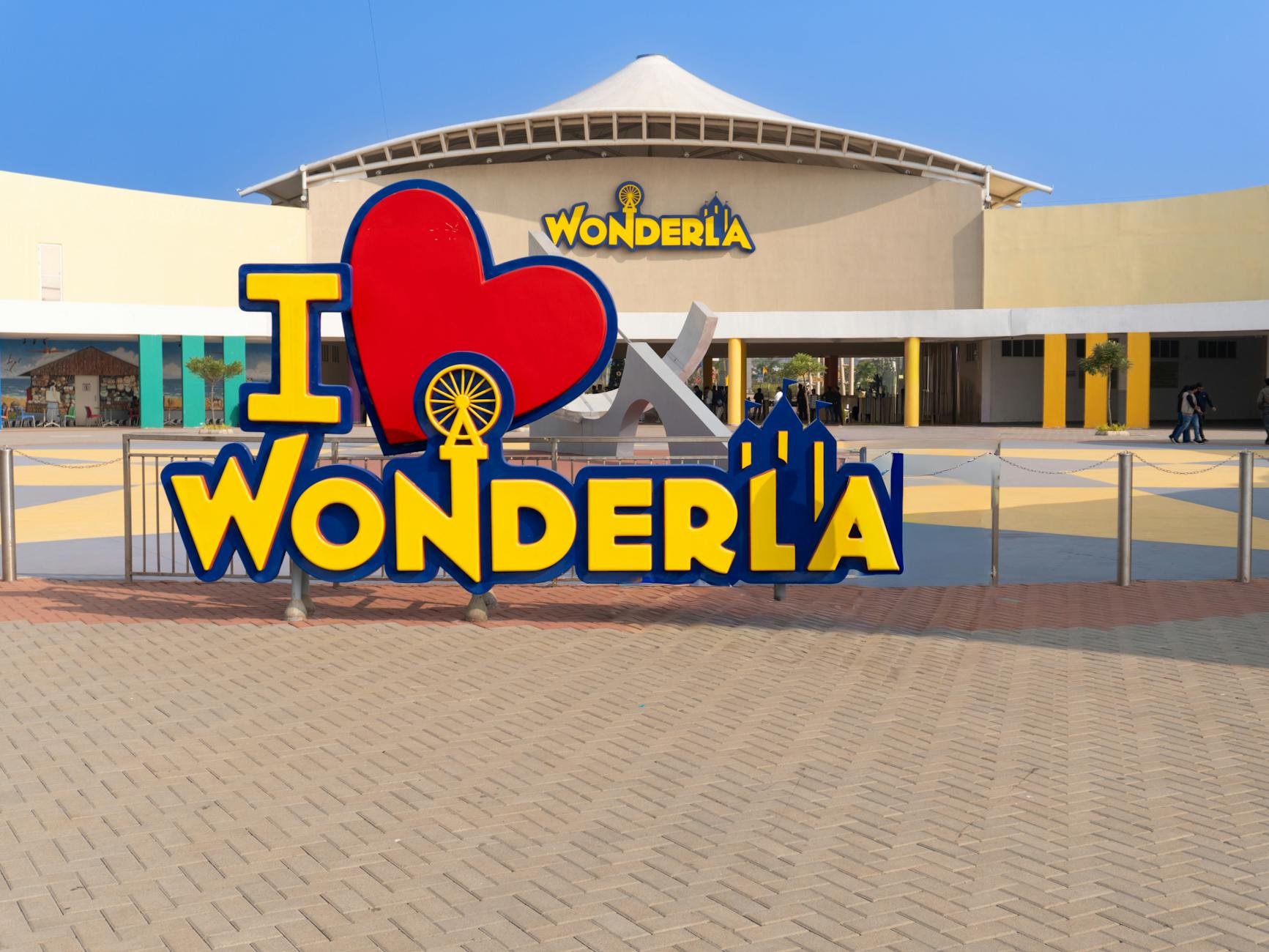 Ilustracja przedstawiająca czysty Park Miejski w Zamościu i nowoczesny autobus komunikacji miejskiej